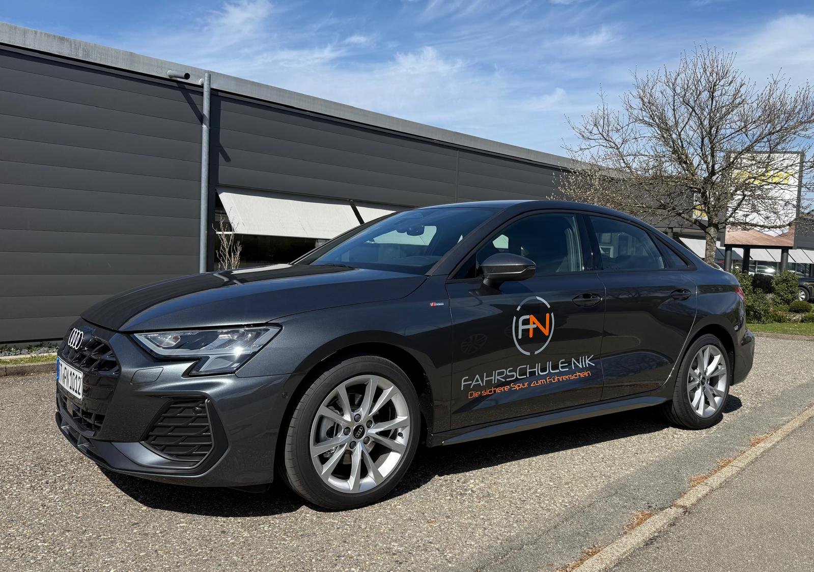 Modernes Fahrschulauto